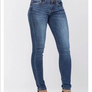 Judy Blue Mid-Rise Handsand Skinny Jeans (Style: 82106)